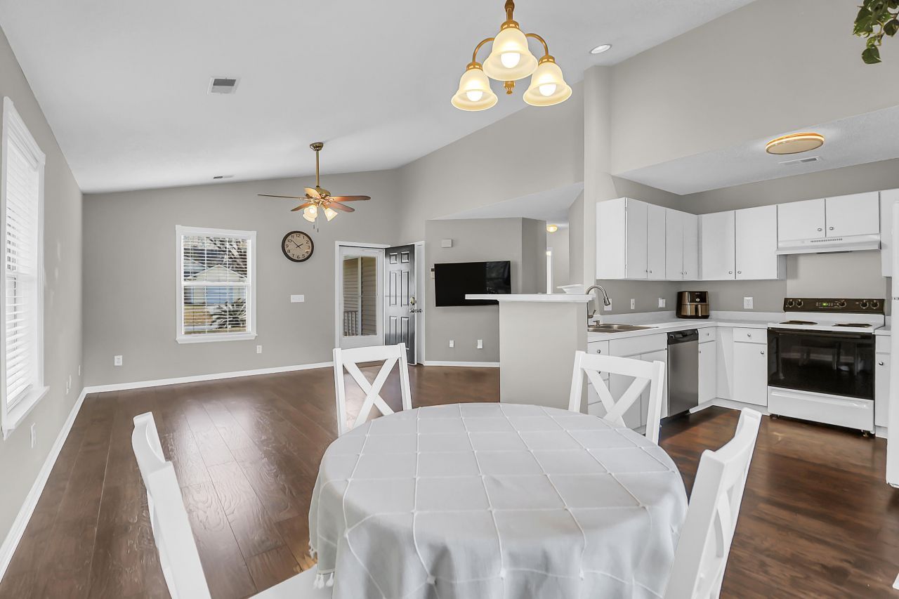 222 Lytham Court Photo 17