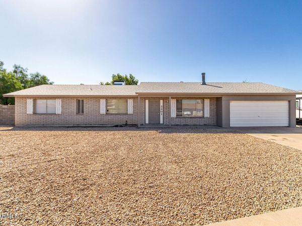 2201 W TOPEKA Drive, Phoenix, AZ 85027