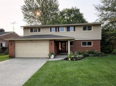 19982 W Doyle Place, Grosse Pointe Woods, MI 48236
