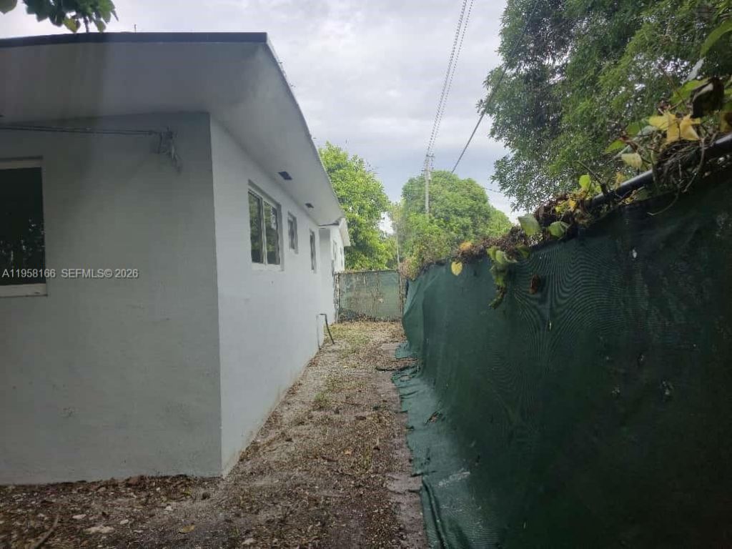 2530 NW 111th St , Miami, FL 33167 Photo