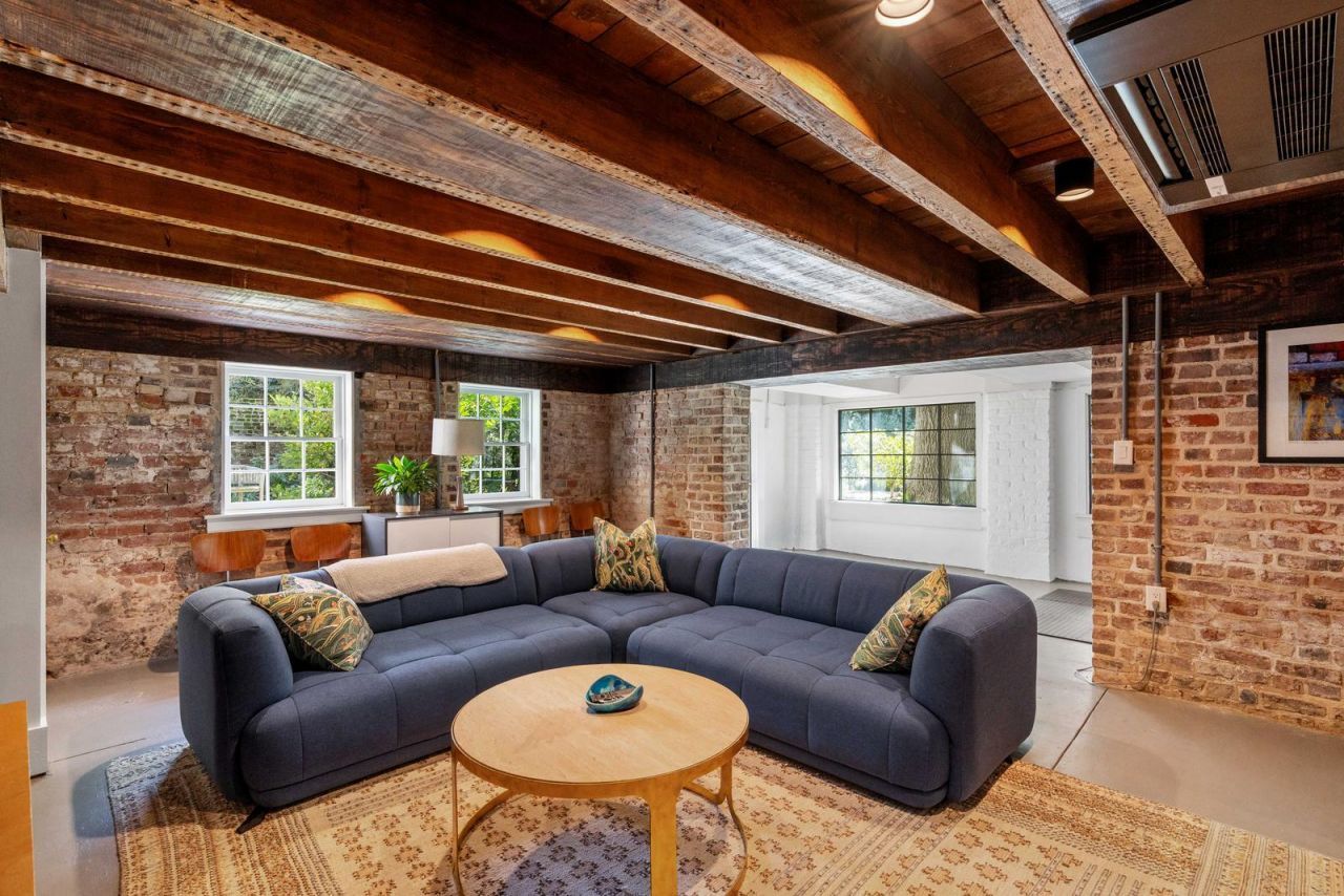 169 Wentworth Street Photo 68