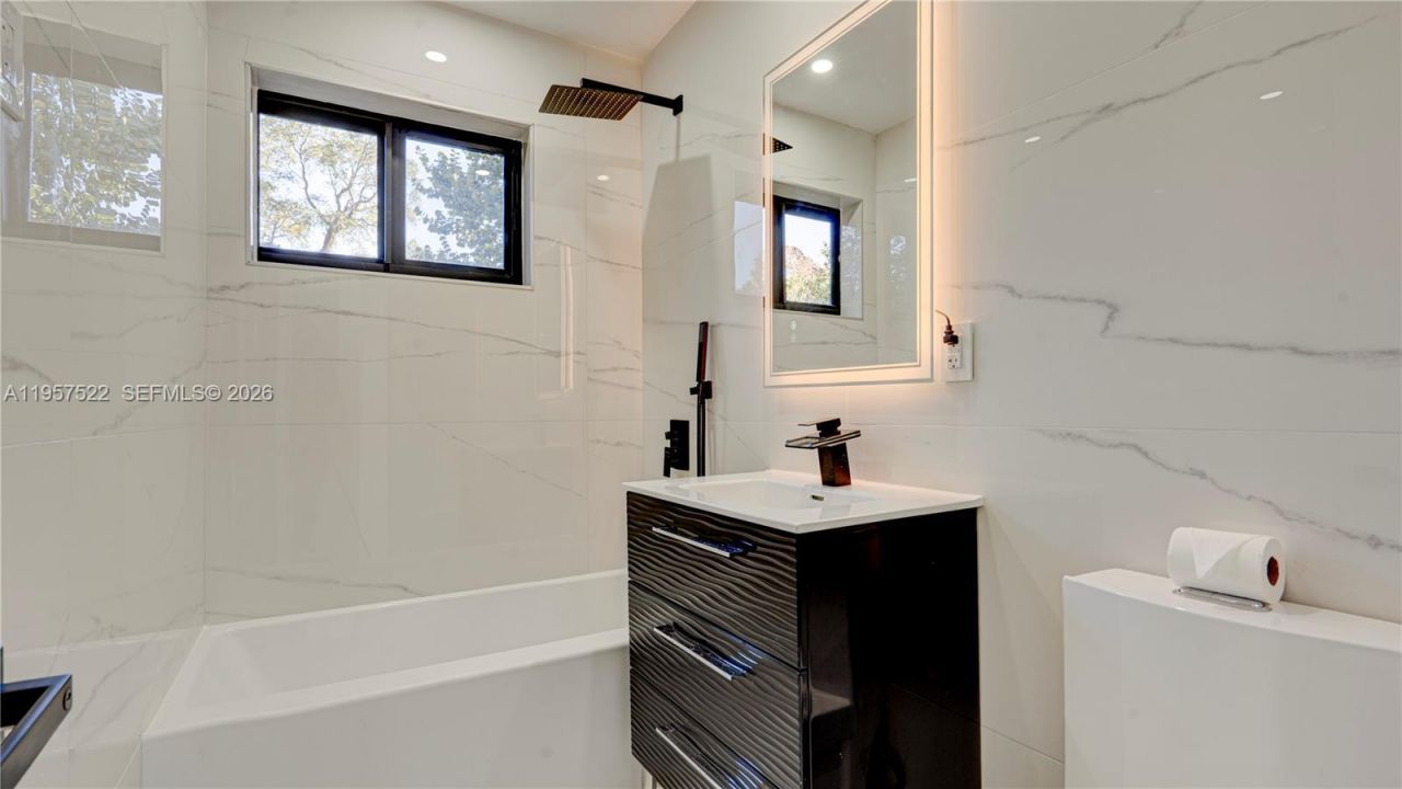 315 NE 160th Ter , Miami, FL 33162 Photo