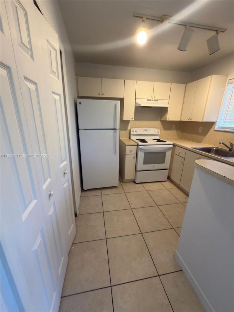 930 NE 34th Ave, Unit 201, Homestead, FL 33033 Photo