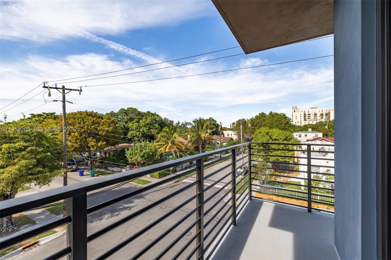 1376 SW 4th St , Unit 401, Miami, FL 33135 Photo