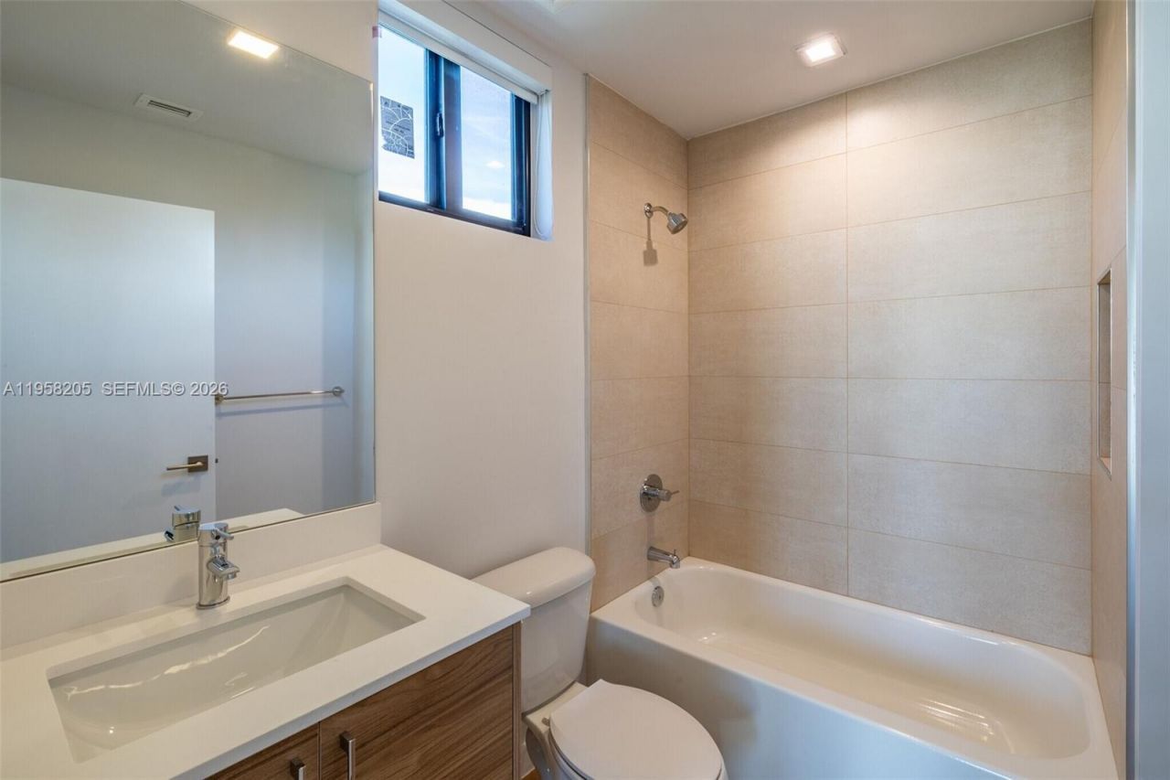 1376 SW 4th St , Unit 401, Miami, FL 33135 Photo