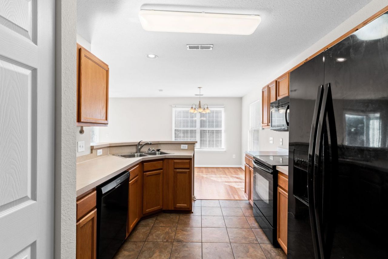 877 Silvercrest Dr. Photo 10