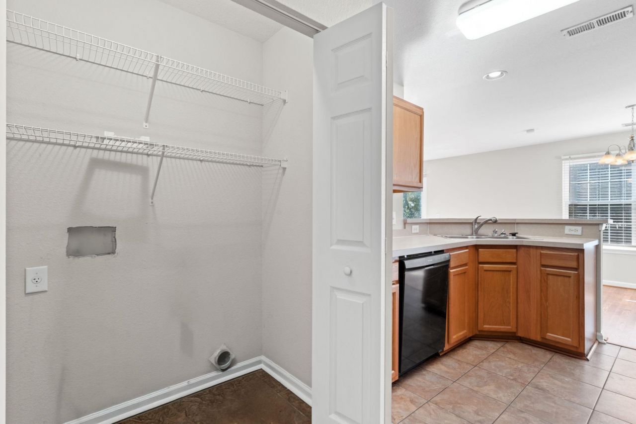 877 Silvercrest Dr. Photo 11