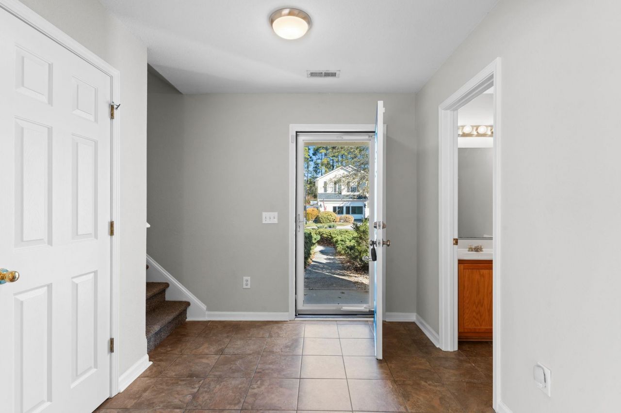 877 Silvercrest Dr. Photo 14