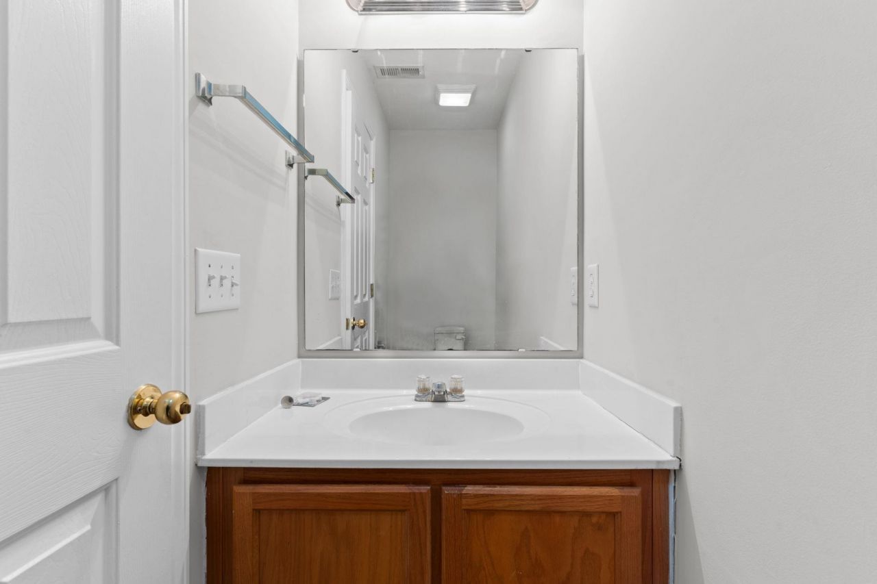 877 Silvercrest Dr. Photo 15