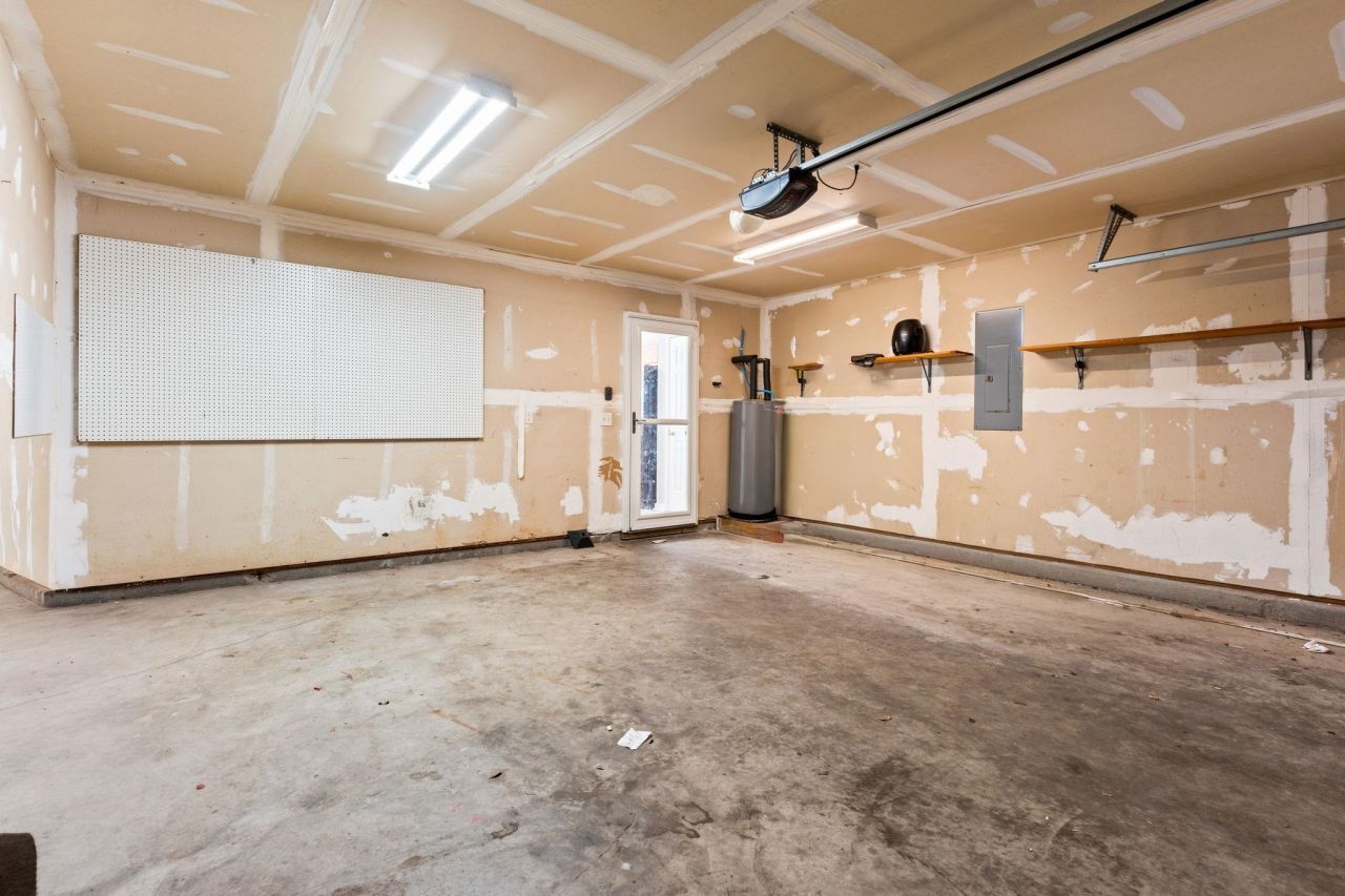 877 Silvercrest Dr. Photo 23