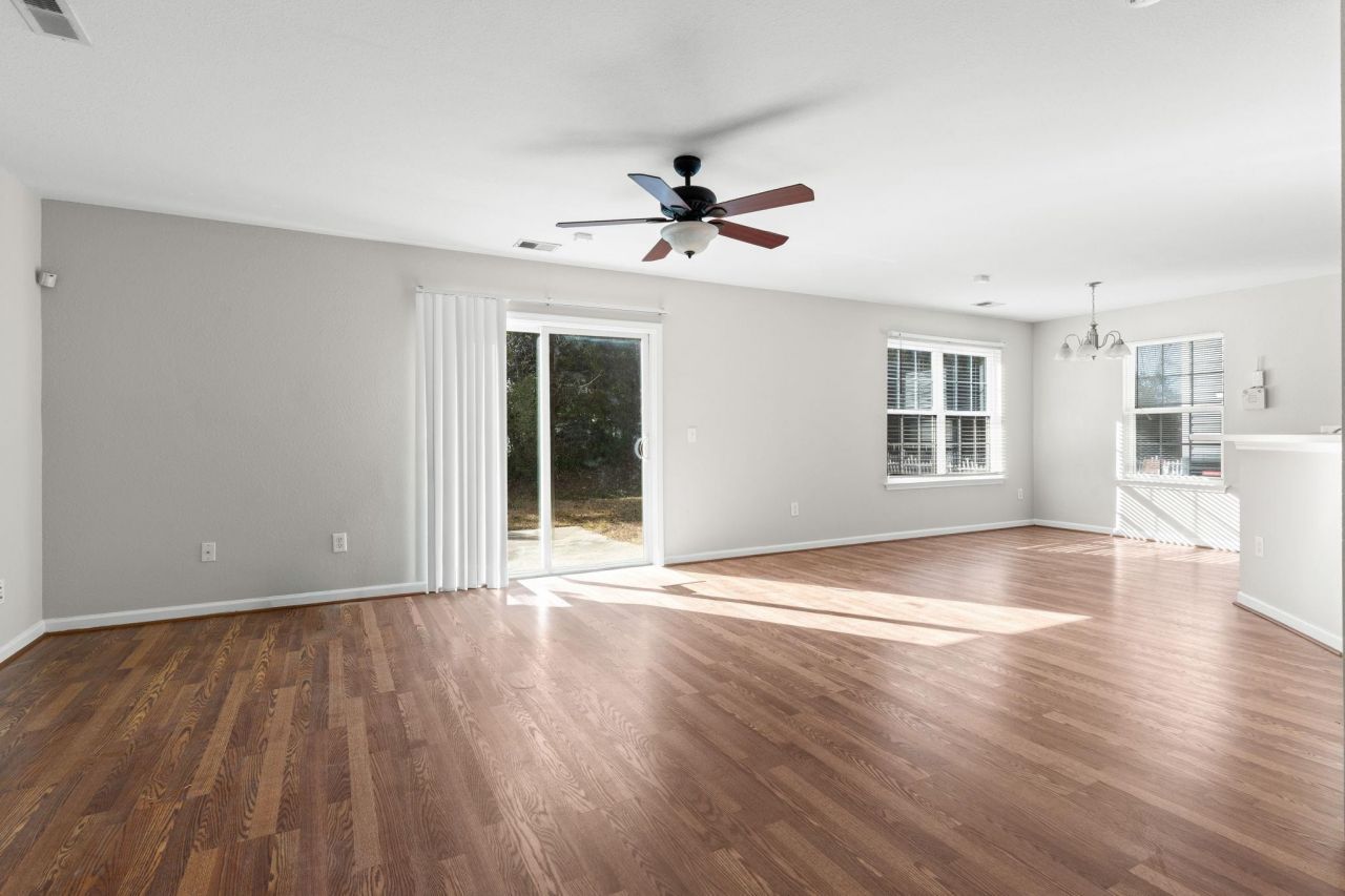 877 Silvercrest Dr. Photo 4