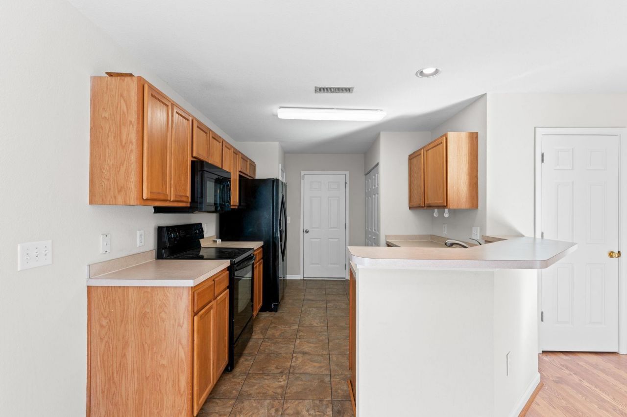 877 Silvercrest Dr. Photo 7