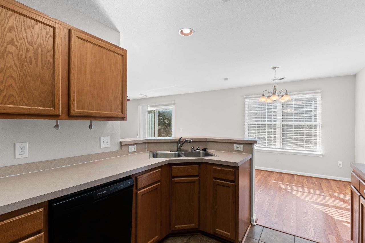 877 Silvercrest Dr. Photo 8