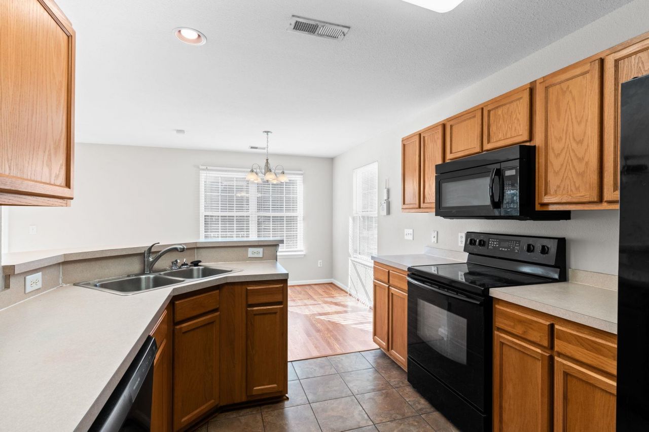 877 Silvercrest Dr. Photo 9