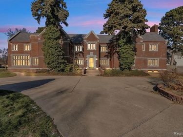 16761 E Jefferson Avenue, Grosse Pointe Park, MI 48230