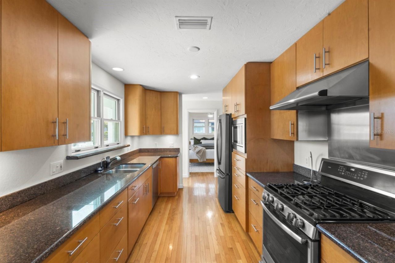 7091 Longboat Drive E, Longboat Key, FL 34228 Photo