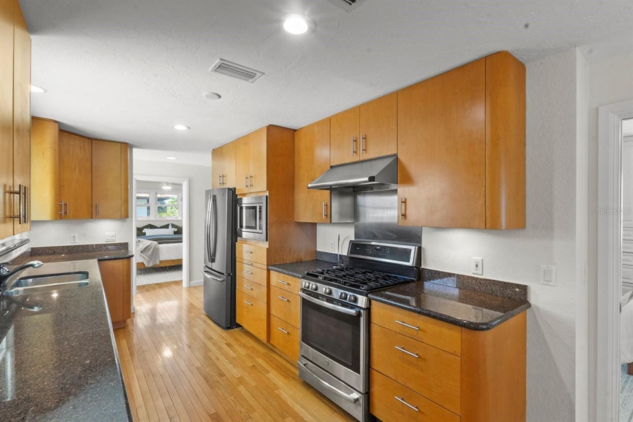 7091 Longboat Drive E, Longboat Key, FL 34228 Photo