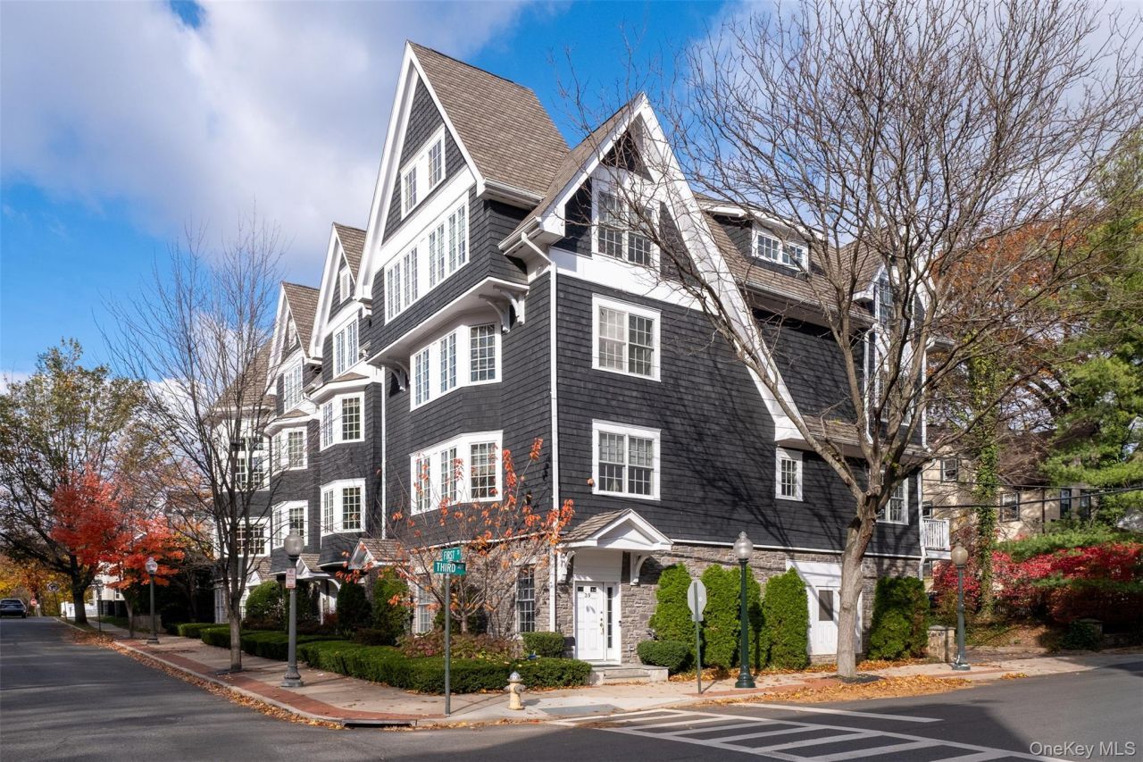 39 1st Street, Pelham, NY 10803 Main Photo