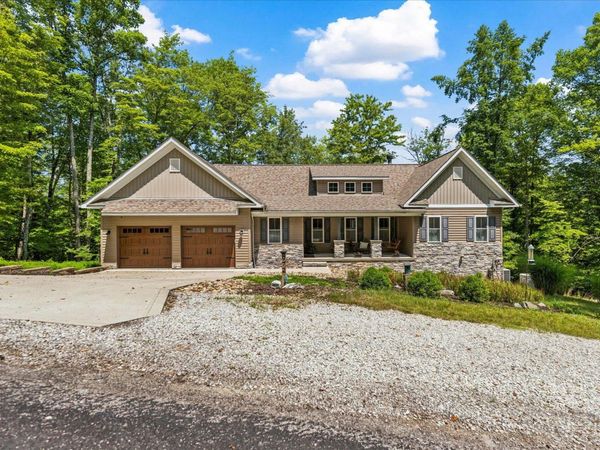 972 Sauk Lane, Hide A Way Hills, OH 43107