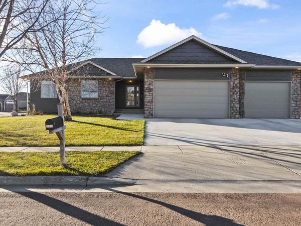 8609 S Carver Cir, Sioux Falls, SD 57108