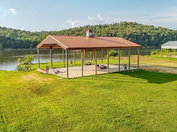 753 River Front Dr , Clifton, TN 38425