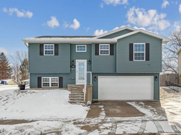 2002 Eagle Valley Drive, Dubuque, IA 52001