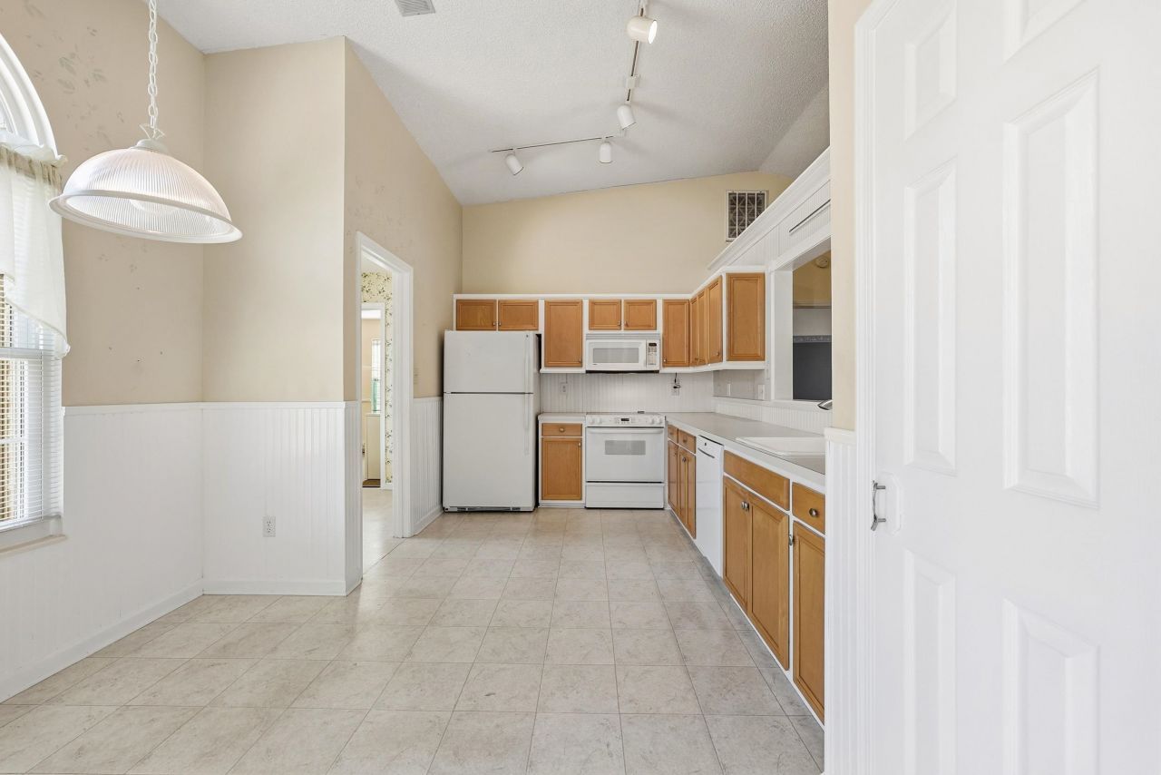 667 Bluebird Ln. Photo 10