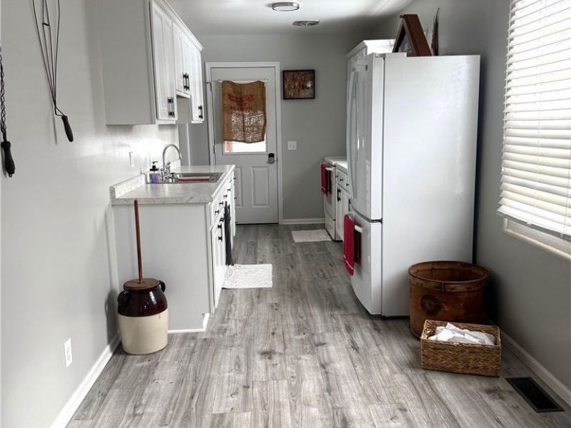 827 Lakeview Drive, Dover, OH 44622 Photo 9