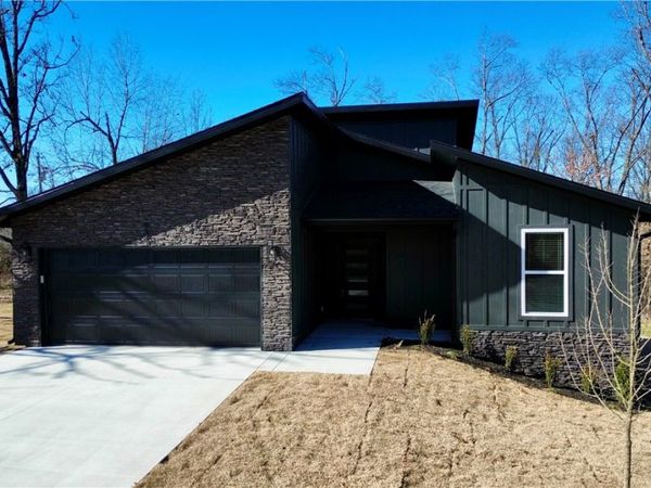 1 Carmarthen Lane , Bella Vista, AR 72715