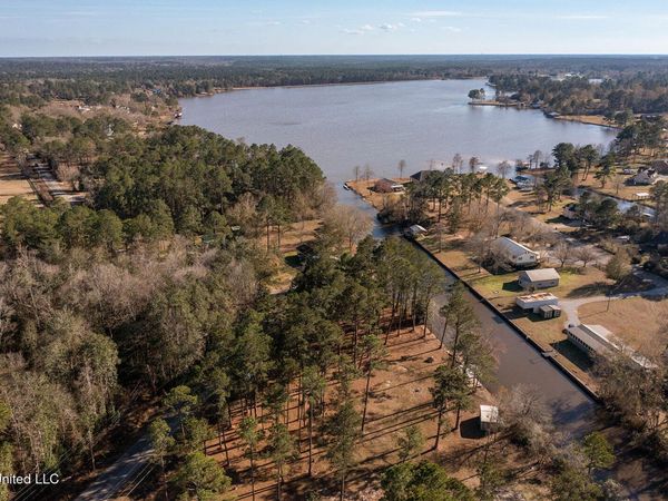 554 Lakeside Drive, Carriere, MS 39426