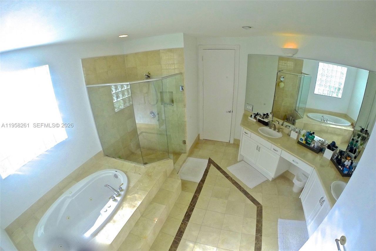 1675 NE 196th St , Miami, FL 33179 Photo