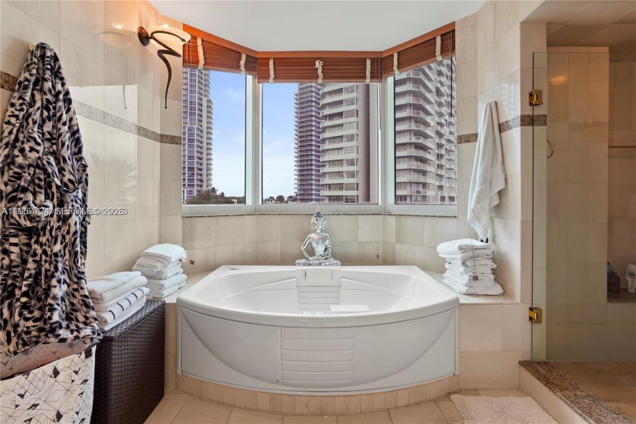 300 S Pointe Dr, Unit 605, Miami Beach, FL 33139 Photo