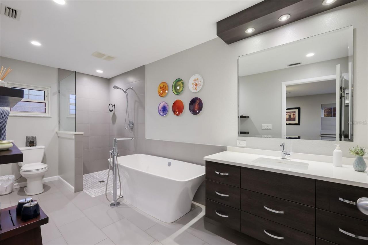 428 Sapphire Drive, Sarasota, FL 34234 Photo