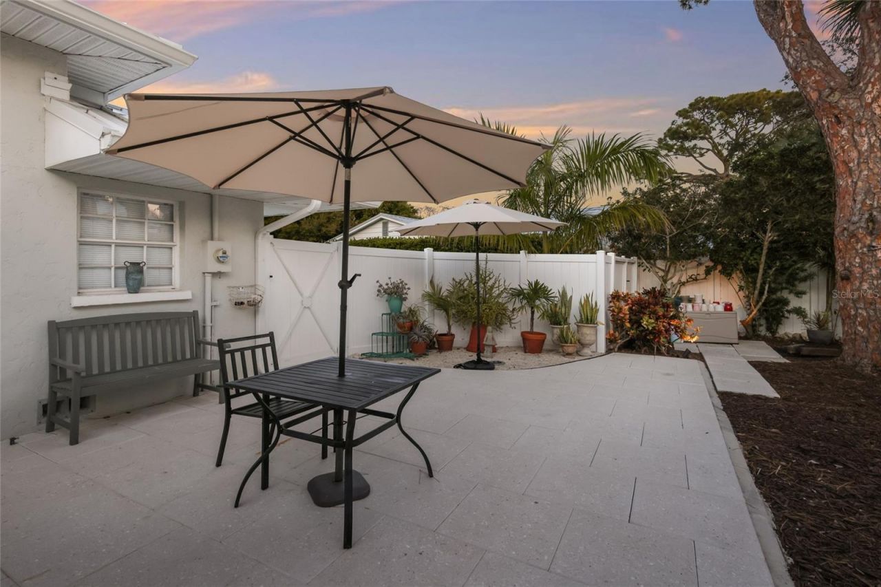 428 Sapphire Drive, Sarasota, FL 34234 Photo