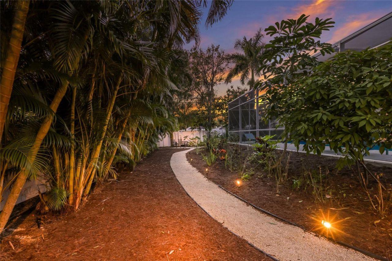 428 Sapphire Drive, Sarasota, FL 34234 Photo