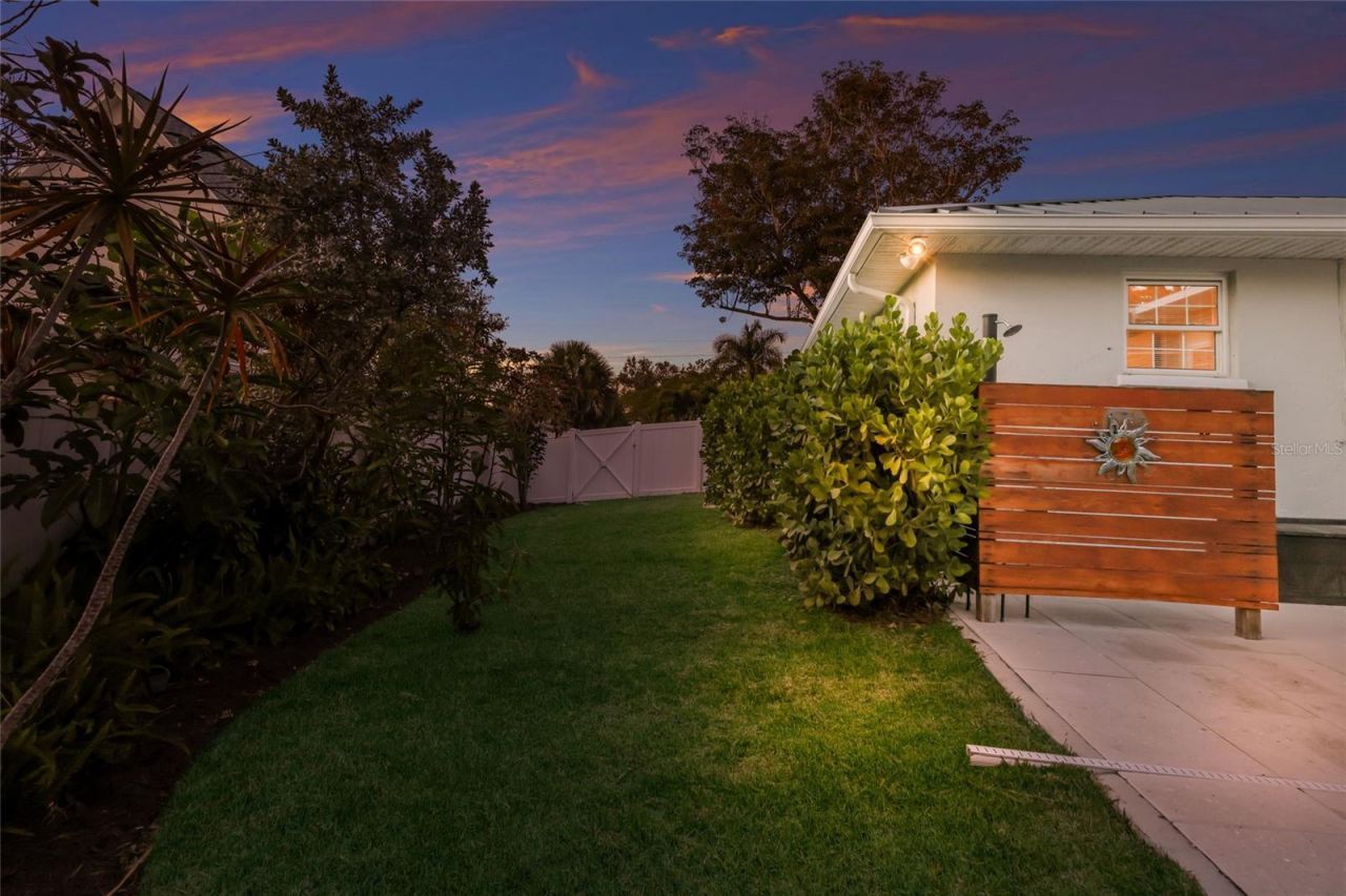 428 Sapphire Drive, Sarasota, FL 34234 Photo