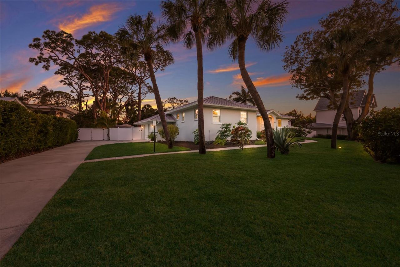 428 Sapphire Drive, Sarasota, FL 34234 Photo