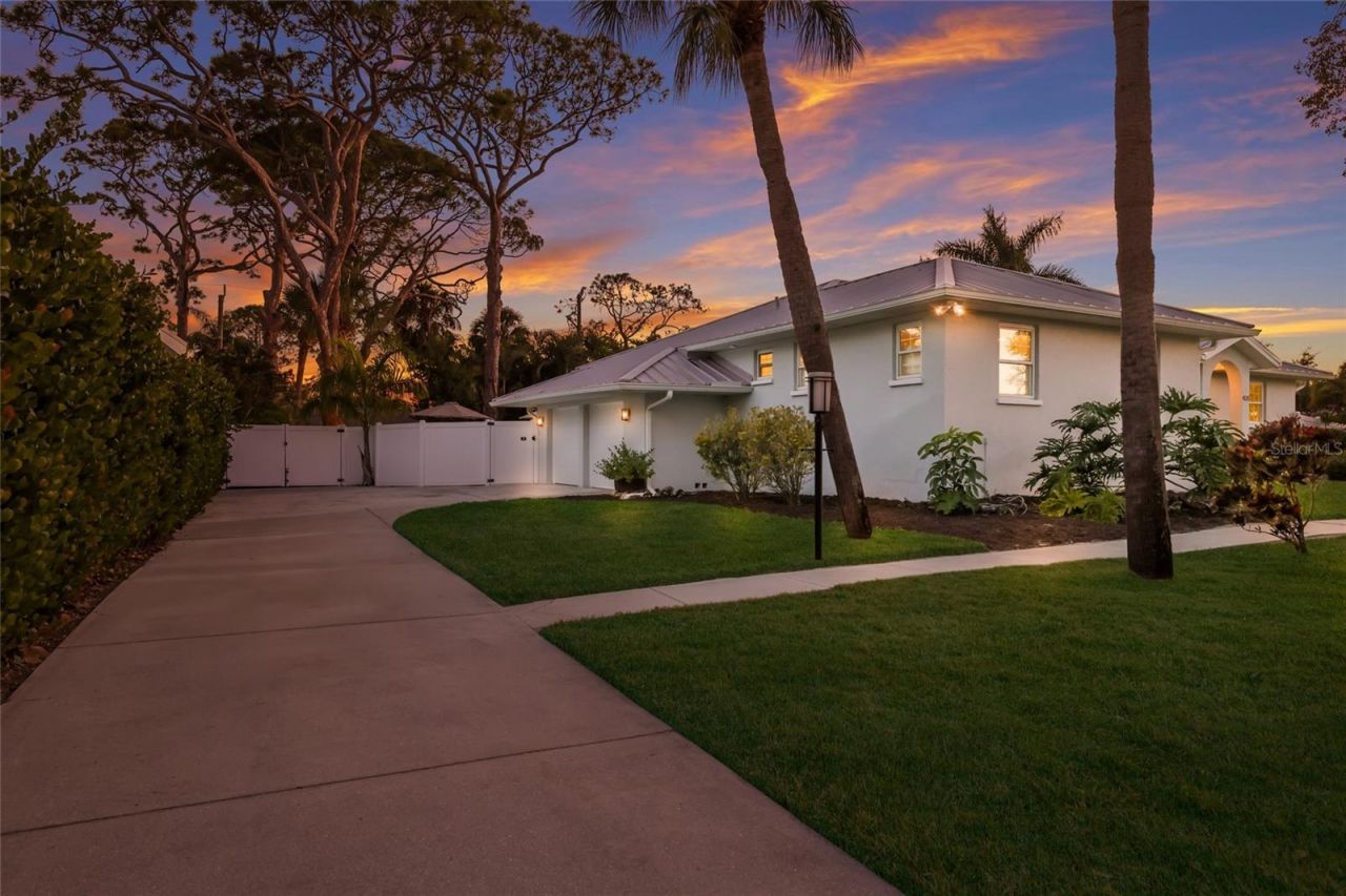 428 Sapphire Drive, Sarasota, FL 34234 Photo