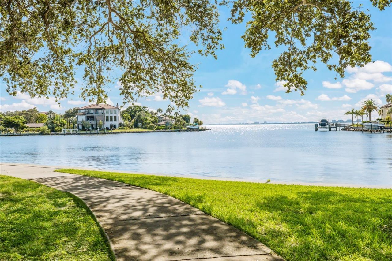 428 Sapphire Drive, Sarasota, FL 34234 Photo