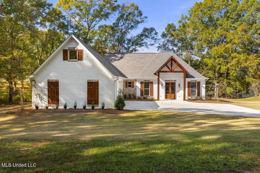 136 Trails End, Flora, MS 39071 Main Photo