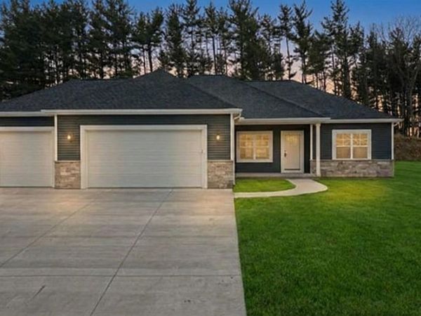 3740 N Woodbury Lane, Janesville, WI 53545