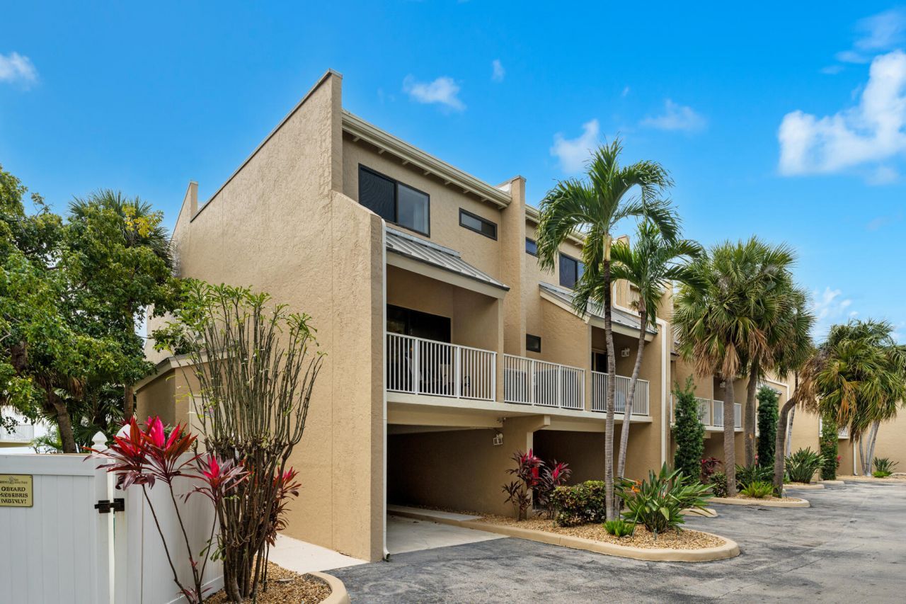 1133 W Ocean Drive, Unit 10, Key Colony, FL 33051 Photo