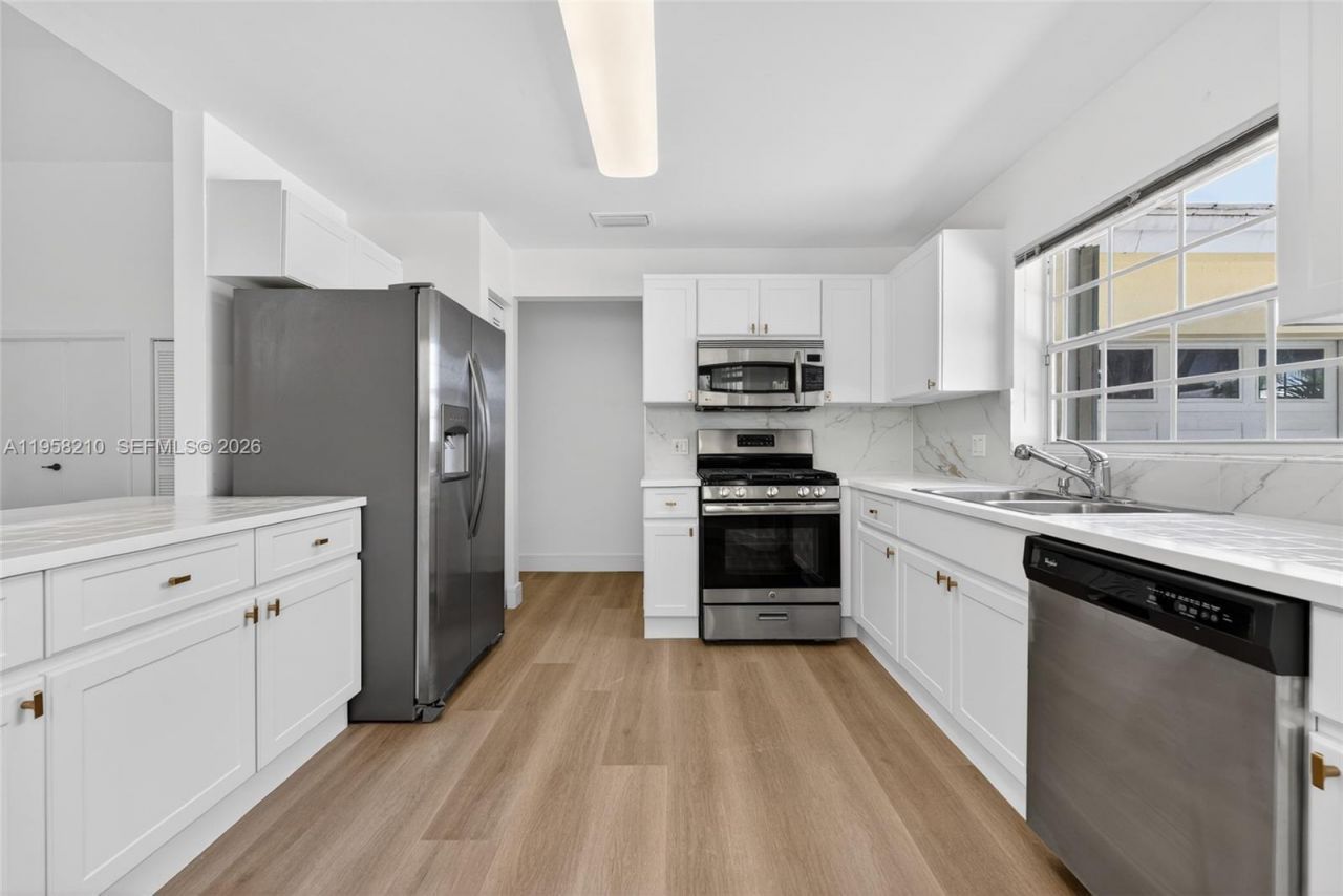 1251 E Wilshire Cir E, Pembroke Pines, FL 33027 Photo