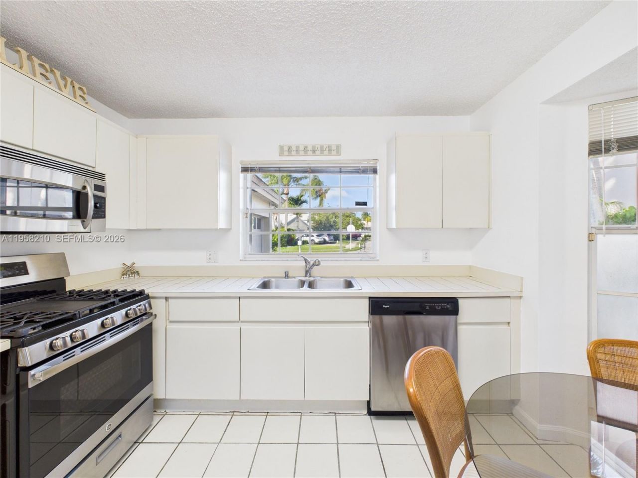 1251 E Wilshire Cir E, Pembroke Pines, FL 33027 Photo