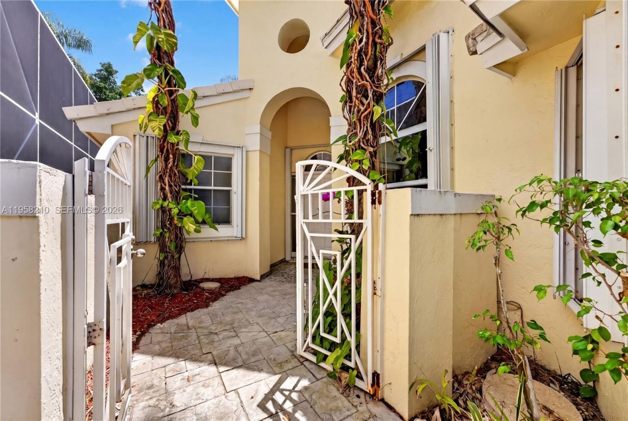 1251 E Wilshire Cir E, Pembroke Pines, FL 33027 Photo