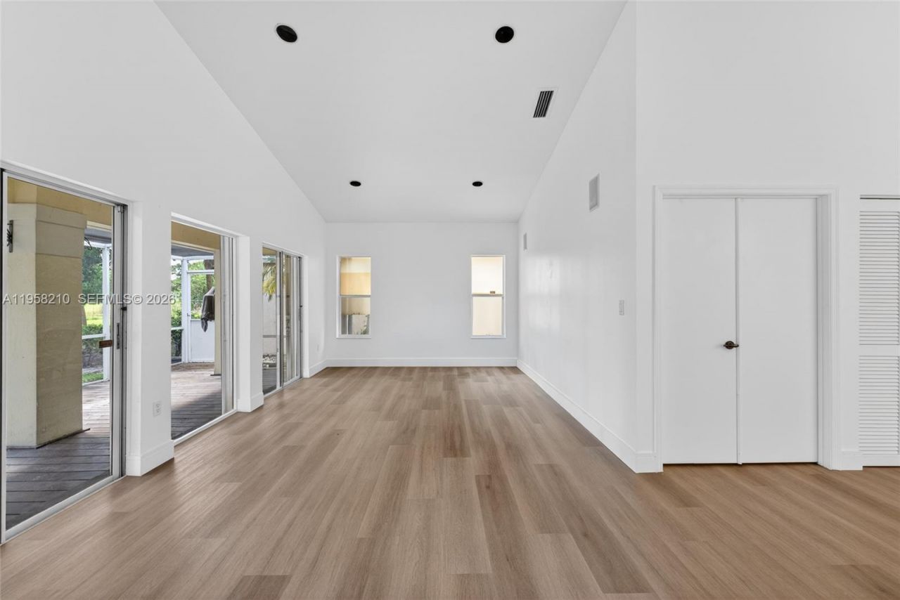 1251 E Wilshire Cir E, Pembroke Pines, FL 33027 Photo