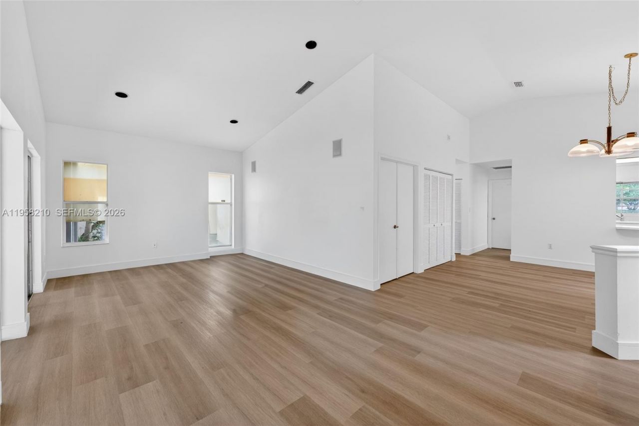 1251 E Wilshire Cir E, Pembroke Pines, FL 33027 Photo