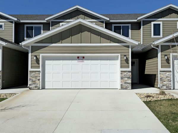 9214 W Ark Pl, Sioux Falls, SD 57106