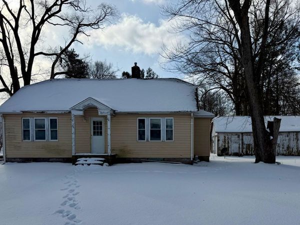 211 W Main Street, Medaryville, IN 47957