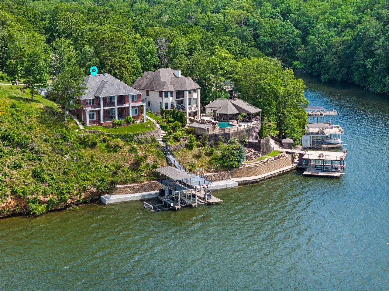 521 Wilson Lake Dr, Muscle Shoals, AL 35661 Main Photo